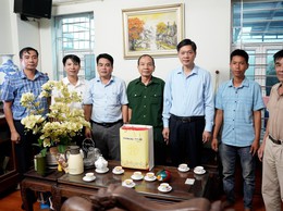 Đồng chí Bí thư Đảng uỷ tặng quà gia đình chính sách nhân dịp kỷ niệm 78 năm ngày thương binh liệt sĩ