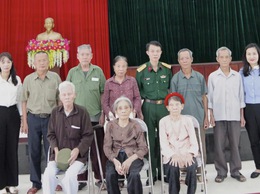 Bộ Tham mưu Binh chủng Công binh tặng quà gia đình chính sách tại phường Chương Mỹ