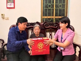 Đồng chí Nguyễn Hữu Tuyên - Bí thư Đảng ủy, Chủ tịch HĐND phường Tây Tựu thăm và tặng quà gia đình chính sách