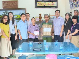 Lãnh đạo xã Phúc Lộc thăm, tặng quà các đối tượng chính sách, người có công trên địa bàn xã nhân dịp kỷ niệm 78 năm Ngày Thương binh – Liệt sỹ (27/7/1947-27/7/2025)