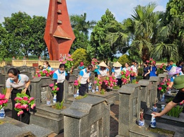 Xã Suối Hai ra quân dọn vệ sinh môi trường tại khu vực Bia tưởng niệm các Anh hùng Liệt sĩ