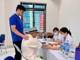 Tổ chức khám, tư vấn sức khoẻ và tặng quà cho các đối tượng chính sách, NCC