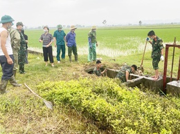 Các đồng chí lãnh đạo xã Hòa Phú tăng cường chỉ đạo, động viên các lực lượng tham gia phòng, chống thiên tai

