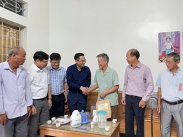 Bí thư Đảng ủy Xã Tam Hưng Bùi Văn Sáng thăm, tặng quà thương bệnh binh nhân dịp 27/7