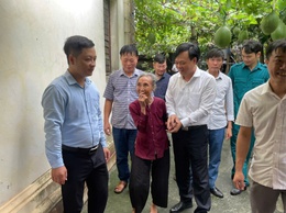 Chủ tịch UBND xã Tam Hưng Bùi Đình Thái thăm hỏi, tặng quà các gia đình chính sách tại cụm dân cư Thanh Thùy