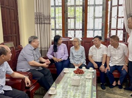 Lãnh đạo phường Định Công thăm, tặng quà mẹ Việt Nam anh hùng