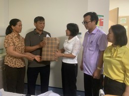 Lãnh đạo xã Ứng Hòa thăm, tặng quà học sinh bị tai nạn do giông lốc