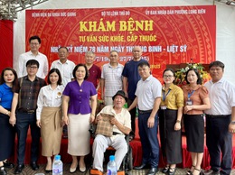 Phường Long Biên tổ chức khám bệnh, tư vấn sức khoẻ, cấp phát thuốc cho gia đình chính sách, người có công với cách mạng nhân dịp kỷ niệm 78 năm Ngày Thương binh - Liệt sỹ