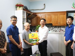 Đồng chí Phó bí thư Thường Đảng uỷ Phùng Văn Tài thăm tặng quà gia đình chính sách nhân dịp kỷ niệm 78 năm ngày thương binh liệt sĩ