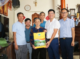 Đồng chí Phó Chủ tịch xã Quốc Oai thăm hỏi, động viên gia đình chính sách nhân kỷ niệm 78 năm Ngày Thương binh – Liệt sĩ