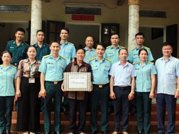 Đoàn Nhà Máy A31, Kho 286, Tiểu đoàn 31 cùng với lãnh đạo xã Trần Phú thăm và tặng quà các gia đình chính sách