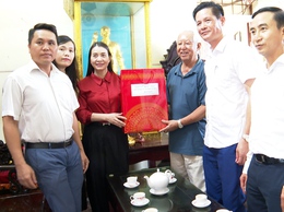 Đồng chí Chủ tịch Mặt trận Tổ quốc VN xã Phú Xuyên thăm, tặng quà người có công nhân kỷ niệm 78 năm Ngày Thương binh - Liệt sỹ