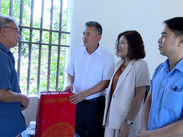 Đồng chí Bí thư Đảng uỷ, đồng chí Chủ tịch UBND xã thăm, tặng quà nhân kỷ niệm 78 năm Ngày Thương binh, Liệt sĩ (27/7)