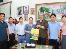 Lãnh đạo xã Quốc Oai thăm, tặng quà các gia đình chính sách nhân kỷ niệm 78 năm Ngày Thương binh - Liệt sĩ