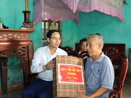 Xã Phú Nghĩa tổ chức 6 Đoàn đi thăm và tặng quà người có công, gia đình chính sách trên địa bàn nhân dịp kỷ niệm 78 năm Ngày Thương binh - Liệt sĩ (27/7/1947 - 27/7/2025)
