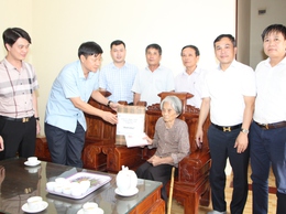 Các đồng chí lãnh đạo xã Hoà Xá thăm và tặng quà các gia đình chính sách, người có công nhân dịp kỉ niệm 78 năm ngày thương binh liệt sỹ năm 2025