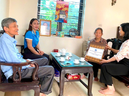 Uỷ ban MTTQ, Hội Liên hiệp Phụ nữ xã ô diên thăm, tặng quà người có công với cách mạng, gia đình chính sách