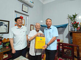 Lãnh đạo xã Đan Phượng thăm, tặng quà người có công và gia đình chính sách trên địa bàn xã.