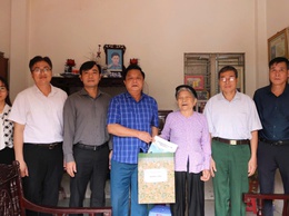 Mê Linh: Đồng chí Trần Thanh Hoài - Phó Bí thư Đảng ủy, Chủ tịch UBND xã thăm, tặng quà tri ân các gia đình chính sách