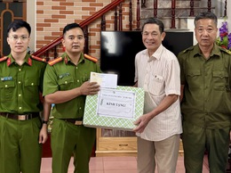 Công an xã Ứng Hoà tặng quà các gia đình chính sách nhân kỷ niệm 78 năm Ngày Thương binh Liệt sỹ 27/7.