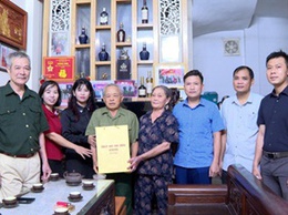 Đồng chí Lê Thi Điểm-UV BTV, Chủ tịch UB MTTQ xã Hoài Đức thăm hỏi, tặng quà người có công tiêu biểu