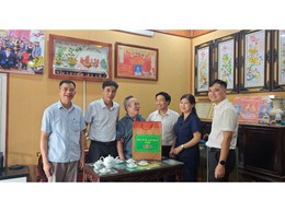 Chủ tịch UBND xã Nguyễn Qúy Mạnh tặng quà các gia đình chính sách
