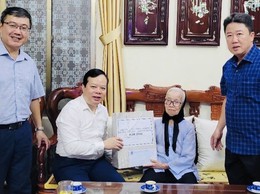 LÃNH ĐẠO PHƯỜNG VĂN MIẾU- QUỐC TỬ GIÁM THĂM HỎI, TẶNG QUÀ CÁC GIA ĐÌNH CHÍNH SÁCH