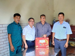 Các đồng chí lãnh đạo xã Tiến Thắng thăm, tặng quà nhân kỷ niệm 78 năm Ngày Thương binh - Liệt sĩ
