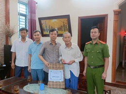 ỨNG HÒA THĂM VÀ TẶNG QUÀ GIA ĐÌNH CÓ CÔNG VỚI CÁCH MẠNG NHÂN KỶ NIỆM NGÀY THƯƠNG BINH LIỆT SỸ 27/7