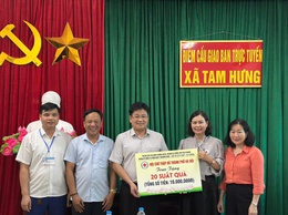 Hội Chữ thập đỏ Thành phố Hà Nội thăm, tặng quà gia đình chính sách và làm việc tại xã Tam Hưng: Lan tỏa giá trị nhân đạo, vun đắp nghĩa tình