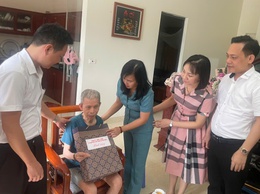 Xã Tam Hưng thăm hỏi, tặng quà các gia đình chính sách tại điểm dân cư Tam Hưng: Lan tỏa nghĩa tình, thấm đượm lòng tri ân
