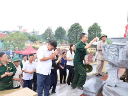 Lãnh đạo xã Hồng Vân viếng nghĩa trang liệt sĩ nhân kỷ niệm 78 năm ngày Thương binh - Liệt sĩ