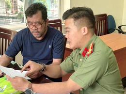 Công an phường Thanh Xuân đẩy mạnh tuyên truyền cài đặt Định danh điện tử mức 2 cho người nước ngoài