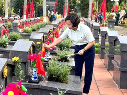 Đoàn đại biểu phường Thanh Xuân dâng hương tại Nghĩa trang Liệt sĩ Thành phố nhân kỷ niệm 78 năm ngày thương binh - liệt sĩ (27/7/1947 - 27/7/2025)