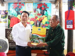 Đồng chí Phó bí thư Thường Đảng uỷ Phùng Văn Tài thăm tặng quà gia đình chính sách nhân dịp kỷ niệm 78 năm ngày thương binh liệt sĩ