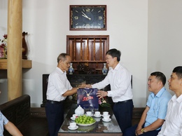 Đồng chí Đàm Công Lợi – Bí thư Đảng ủy, Chủ tịch HĐND xã Phú Cát thăm, tặng quà các gia đình chính sách nhân kỷ niệm 78 năm Ngày Thương binh - Liệt sĩ