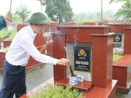 Lãnh đạo xã Phú Cát và Tiểu đoàn 2 – Cục Kỹ thuật Quân binh chủng tổ chức viếng nghĩa trang liệt sĩ nhân kỷ niệm 78 năm Ngày Thương binh - Liệt sĩ (27/7/1947 – 27/7/2025)