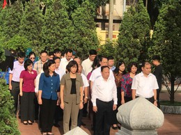 Phường Bạch Mai tổ chức đoàn công tác của Đảng ủy - HĐND - UBND - UB MTTQ Việt Nam phường dâng hương, tri ân các vị anh hùng liệt sĩ 