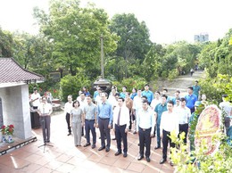 Lãnh đạo xã Gia Lâm dâng hương tưởng niệm các Anh hùng liệt sỹ nhân kỷ niệm Ngày Thương binh - Liệt sỹ 27/7