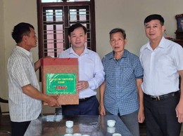 Bí thư Đảng ủy xã Nguyễn Tiến Toàn tặng quà gia đình chính sách