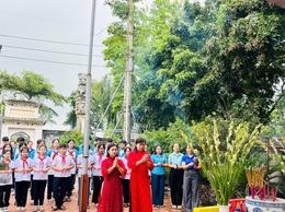 Cán bộ quản lý, Đoàn viên, Đội viên trường Tiểu học - THCS Thạch Thán dâng hương tưởng niệm các anh hùng liệt sĩ