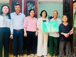Phó Bí thư Thường trực Đảng ủy tặng quà gia đình chính sách