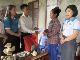 HỘI PHỤ NỮ XÃ BA VÌ PHỐI HỢP CÙNG UB MTTQ VIỆT NAM XÃ TỔ CHỨC THĂM HỎI, TẶNG QUÀ CÁC GIA ĐÌNH CHÍNH SÁCH NHÂN DỊP 27/7