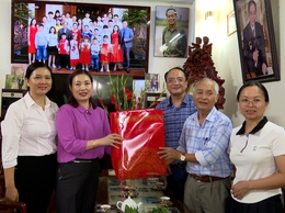 Đoàn công tác số 2, số 4 và số 5 xã Chuyên Mỹ thăm, tặng quà gia đình chính sách, người có công