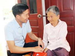 Xã Trần Phú: tổ chức thăm, tặng quà gia đình chính sách, người có công với cách mạng nhân kỷ niệm 78 năm Ngày thương binh, liệt sỹ