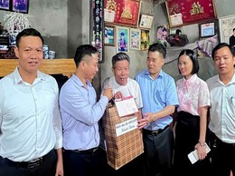 Lãnh đạo xã Hát Môn thăm, tặng quà các gia đình chính sách nhân kỷ niệm 78 năm Ngày Thương binh - Liệt sĩ