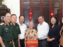 Đồng chí Nguyễn Văn Phong thăm, tặng quà người có công tiêu biểu phường Đống Đa