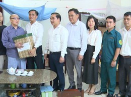 Đồng chí Bí thư Đảng uỷ xã – Tô Văn Sáng thăm, tặng quà các gia đình chính sách, người có công nhân kỷ niệm 78 năm Ngày Thương binh - Liệt sĩ (27/7/1947 – 27/7/2025)