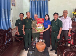 Hội CCB - Đoàn thanh niên xã Hòa Phú: Tặng quà các thương, bệnh binh và tổ chức bữa cơm tri ân tại các gia đình chính sách