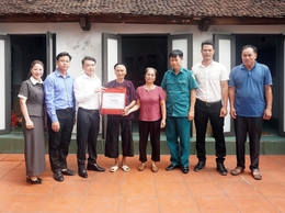 Xã Xuân Mai tổ chức 4 đoàn thăm, tặng quà người có công với cách mạng và thân nhân liệt sĩ tiêu biểu nhân dịp kỷ niệm 78 năm ngày thương binh liệt sĩ